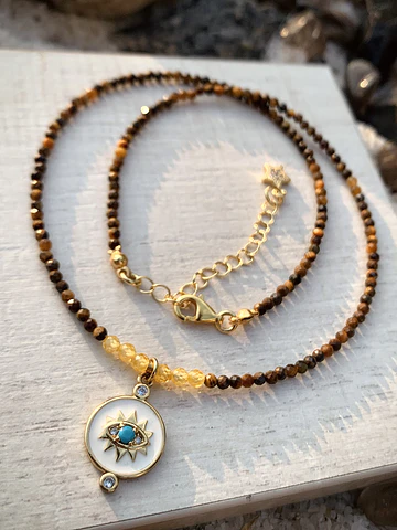 Choker femenino creado con cristales mini facetados de Ojo de tigre