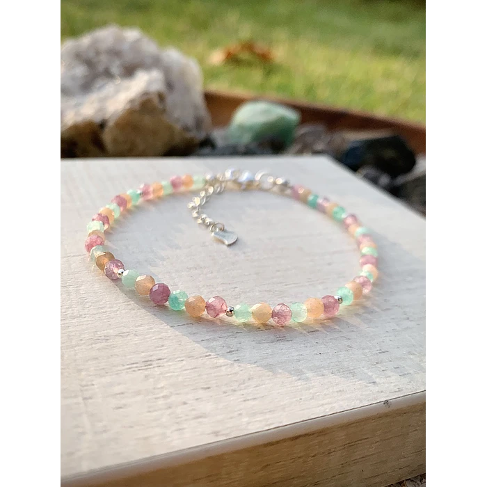 Pulsera con cristales mini facetados de Amazonita aqua, piedra de sol y Ágatas en suaves tonos lilas 2