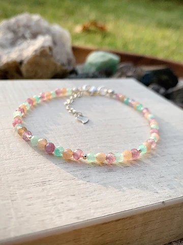 Pulsera con cristales mini facetados de Amazonita aqua, piedra de sol y Ágatas en suaves tonos lilas