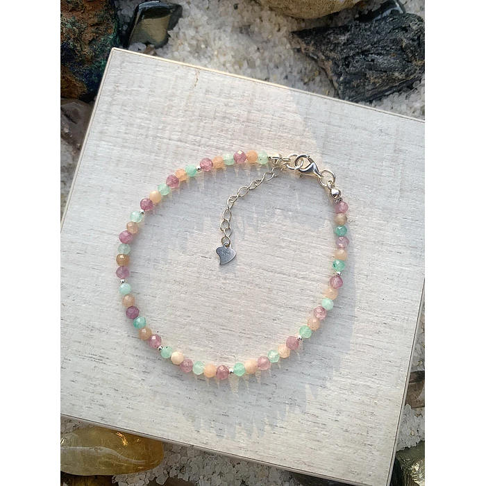 Pulsera con cristales mini facetados de Amazonita aqua, piedra de sol y Ágatas en suaves tonos lilas 1