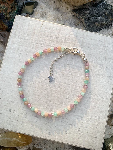 Pulsera con cristales mini facetados de Amazonita aqua, piedra de sol y Ágatas en suaves tonos lilas