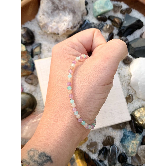 Pulsera con cristales mini facetados de Amazonita aqua, piedra de sol y Ágatas en suaves tonos lilas 3