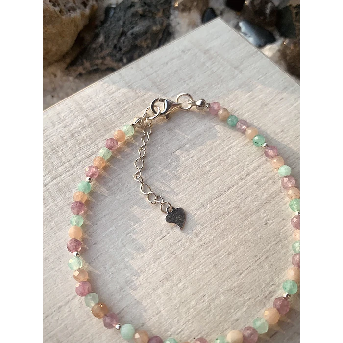 Pulsera con cristales mini facetados de Amazonita aqua, piedra de sol y Ágatas en suaves tonos lilas 4