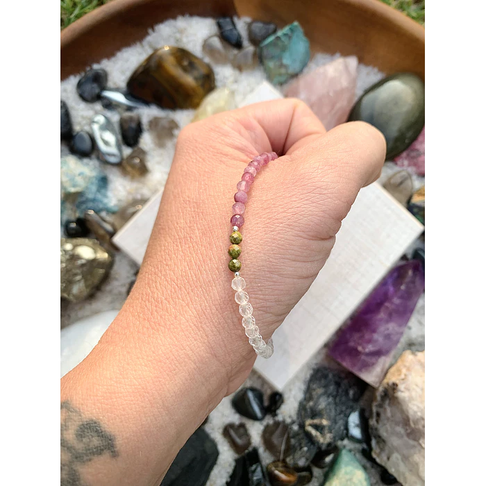 Pulsera con cristales mini facetados de Ágatas lilas, Cuarzo cristal y tres Unakitas en el centro. 3