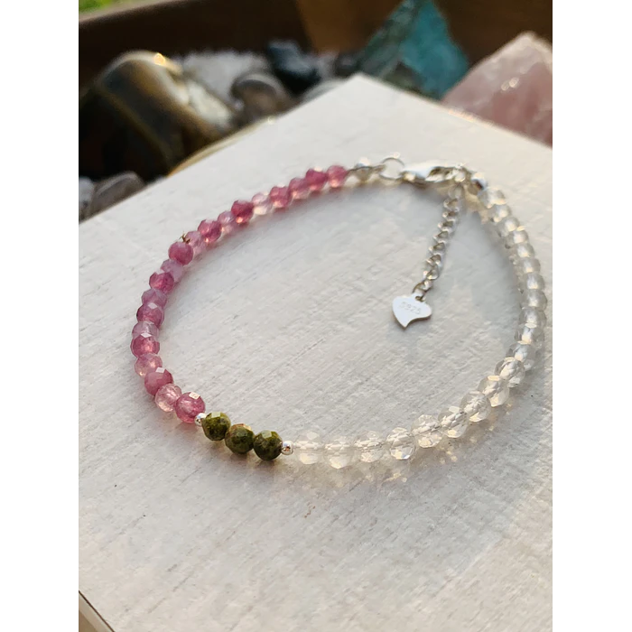 Pulsera con cristales mini facetados de Ágatas lilas, Cuarzo cristal y tres Unakitas en el centro. 2