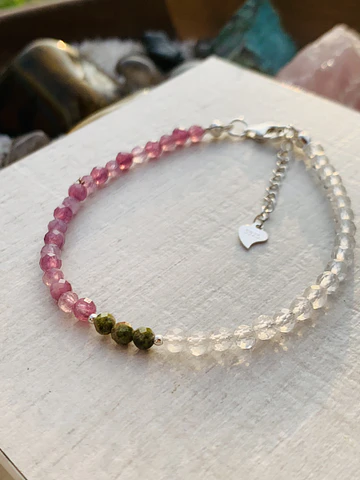 Pulsera con cristales mini facetados de Ágatas lilas, Cuarzo cristal y tres Unakitas en el centro.