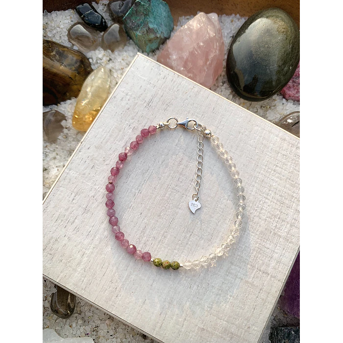 Pulsera con cristales mini facetados de Ágatas lilas, Cuarzo cristal y tres Unakitas en el centro. 1