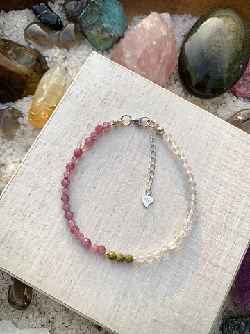 Pulsera con cristales mini facetados de Ágatas lilas, Cuarzo cristal y tres Unakitas en el centro.