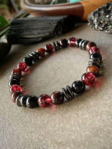 Pulsera masculina creada con Turmalina negra y Turmalina roja, Ojo de Buey y anillos de Hematita
