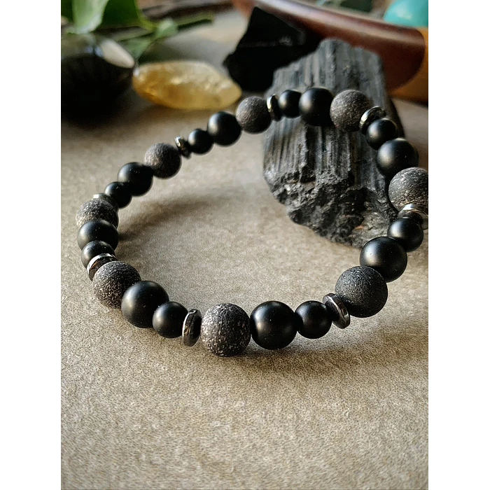 Pulsera masculina creada con Hematitas y Ónix Negro en acabado mate y frost 2