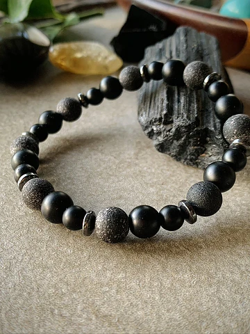 Pulsera masculina creada con Hematitas y Ónix Negro en acabado mate y frost
