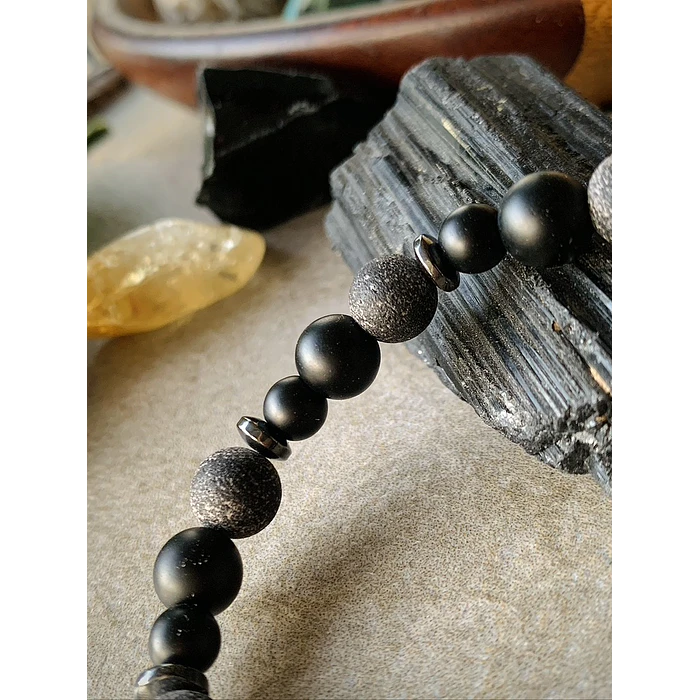 Pulsera masculina creada con Hematitas y Ónix Negro en acabado mate y frost 3