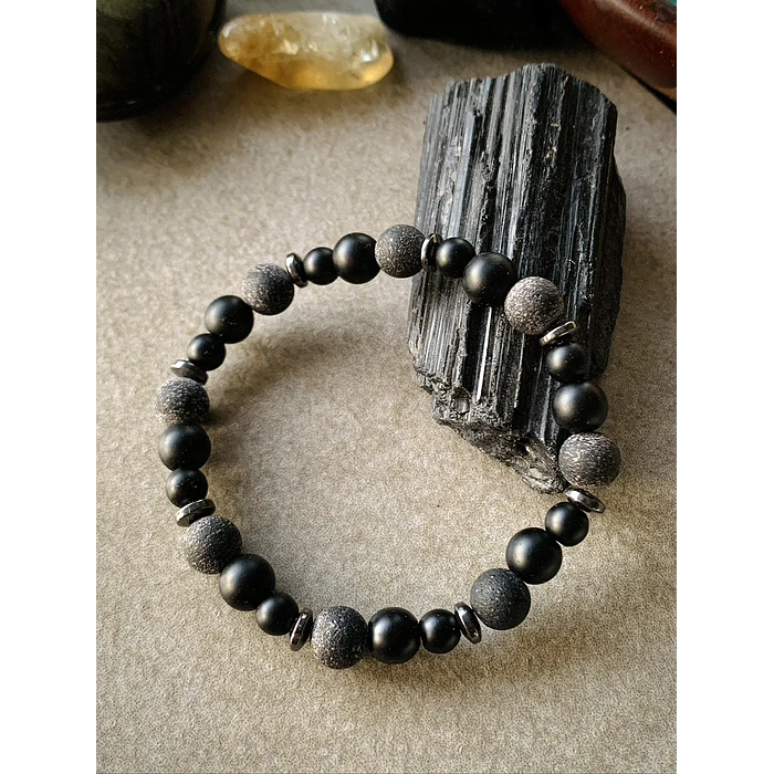 Pulsera masculina creada con Hematitas y Ónix Negro en acabado mate y frost 1