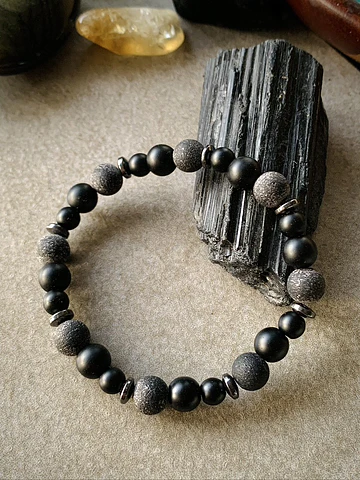 Pulsera masculina creada con Hematitas y Ónix Negro en acabado mate y frost