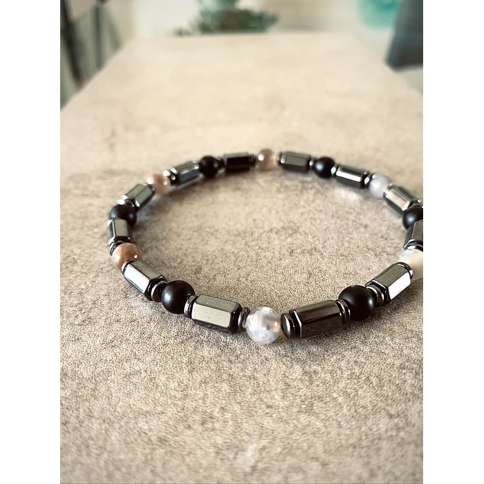 Pulsera masculina de Ónix negro mate, Ágata de la India en tonos grises y Hematitas en formas hexagonales y chatas 2