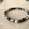 Pulsera masculina de Ónix negro mate, Ágata de la India en tonos grises y Hematitas en formas hexagonales y chatas 2