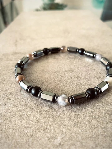 Pulsera masculina de Ónix negro mate, Ágata de la India en tonos grises y Hematitas en formas hexagonales y chatas