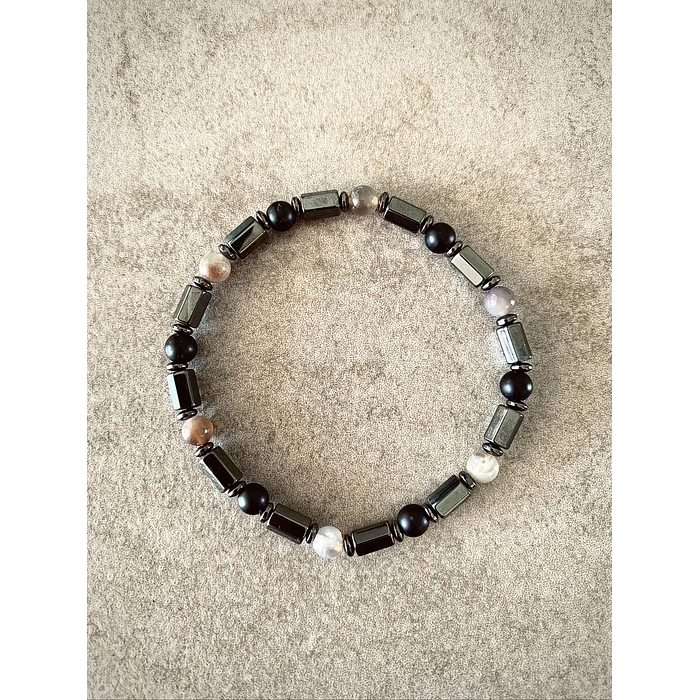 Pulsera masculina de Ónix negro mate, Ágata de la India en tonos grises y Hematitas en formas hexagonales y chatas 1