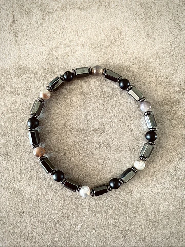 Pulsera masculina de Ónix negro mate, Ágata de la India en tonos grises y Hematitas en formas hexagonales y chatas
