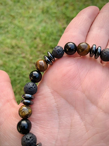 Pulsera masculina con Turmalinas, Ojo de tigre y piedra volcánica
