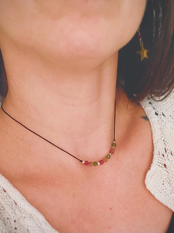 Collar de hilo minimalista con cristales de Jade facetados y enchape de oro 24 K