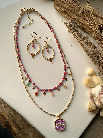 Conjunto de collar doble y aros elaborado con cristales facetados de Rubí rosado y circonitas moradas