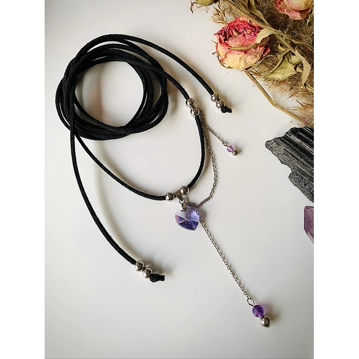 Collar juvenil creado con gamuza y acero, acompañado de cristales de Amatista 2