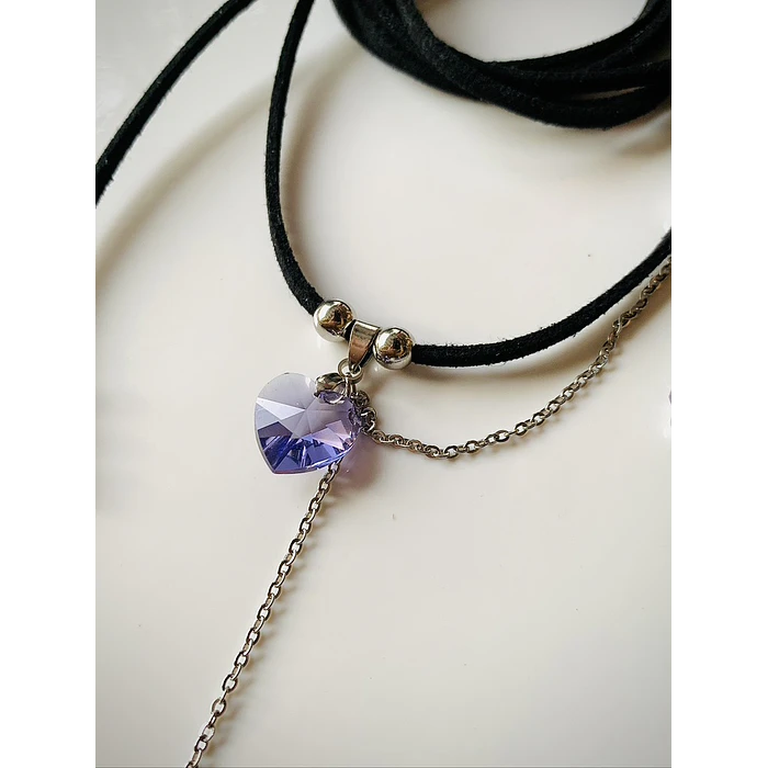 Collar juvenil creado con gamuza y acero, acompañado de cristales de Amatista 3