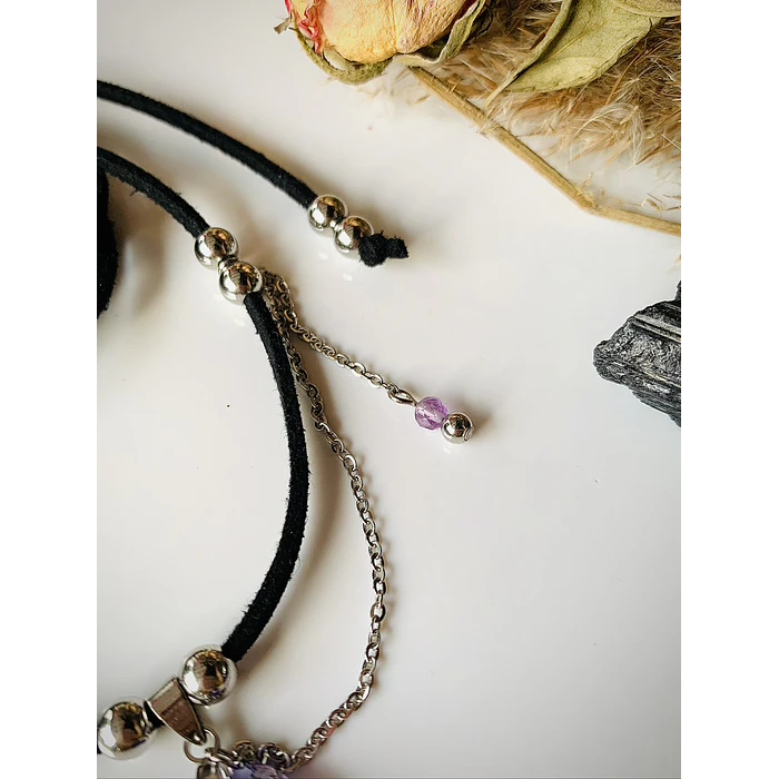 Collar juvenil creado con gamuza y acero, acompañado de cristales de Amatista 5
