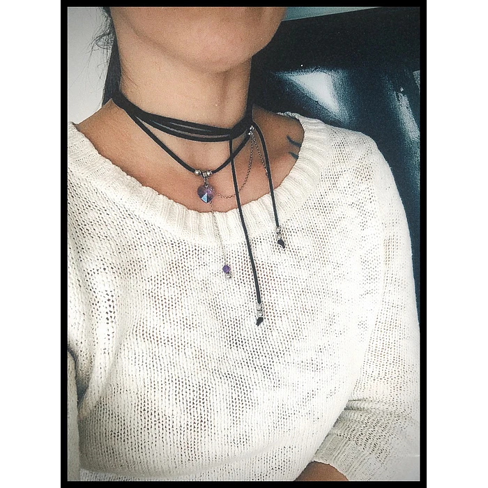 Collar juvenil creado con gamuza y acero, acompañado de cristales de Amatista 1