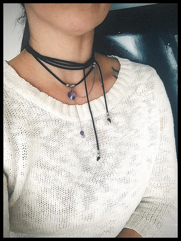 Collar juvenil creado con gamuza y acero, acompañado de cristales de Amatista