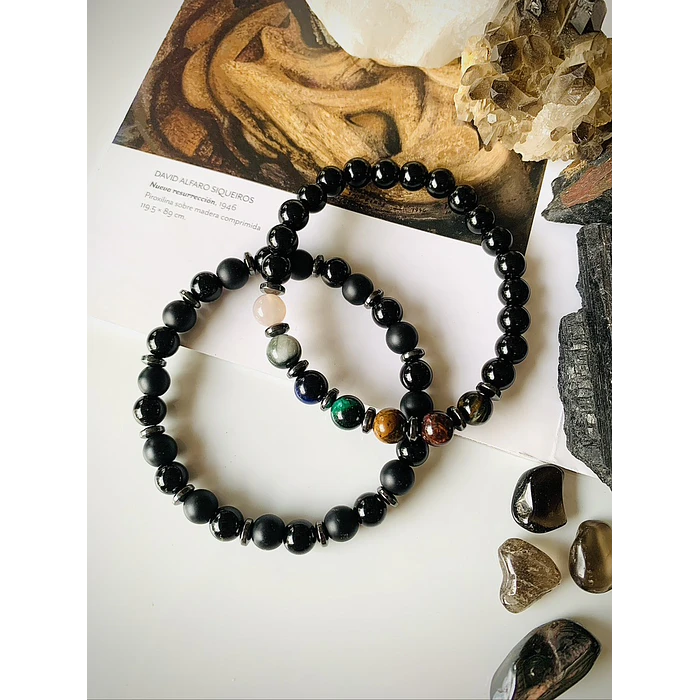 Set de pulseras masculinas creado para quienes buscan equilibrio, carácter y una presencia serena. 3