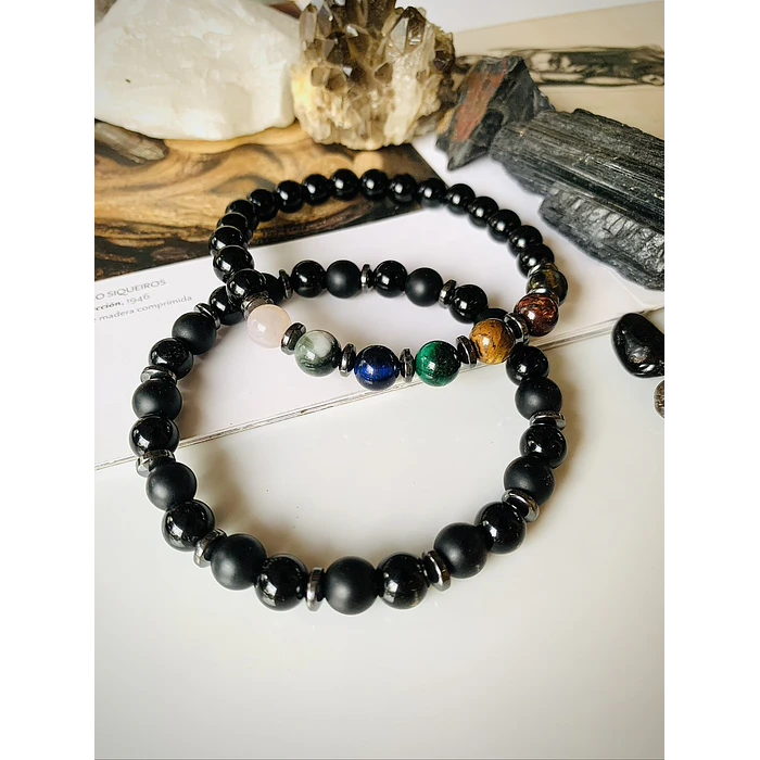 Set de pulseras masculinas creado para quienes buscan equilibrio, carácter y una presencia serena. 4