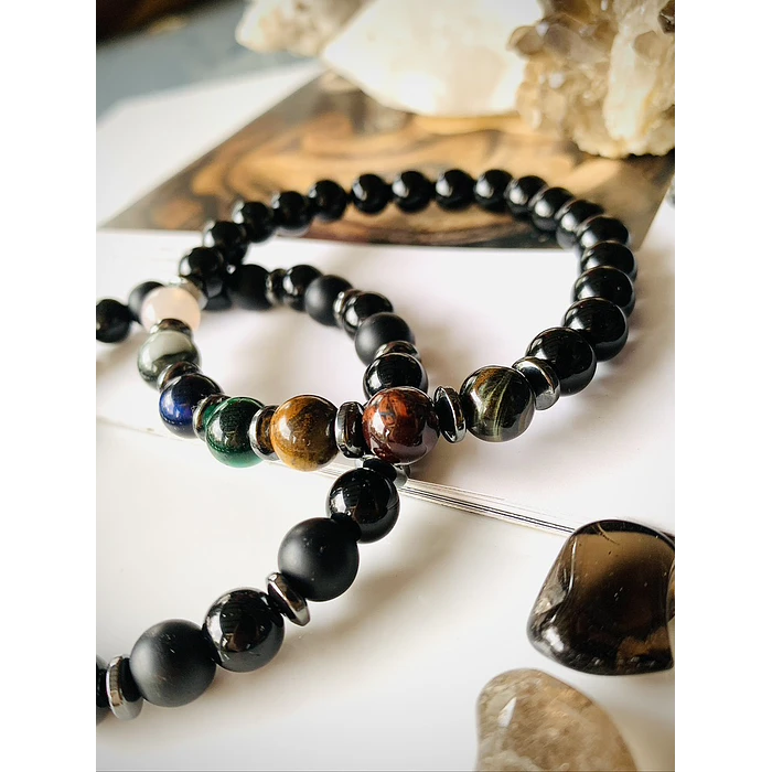 Set de pulseras masculinas creado para quienes buscan equilibrio, carácter y una presencia serena. 2