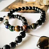 Set de pulseras masculinas creado para quienes buscan equilibrio, carácter y una presencia serena. 2