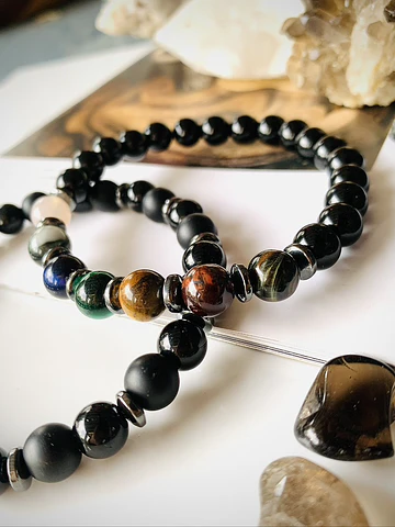Set de pulseras masculinas creado para quienes buscan equilibrio, carácter y una presencia serena.