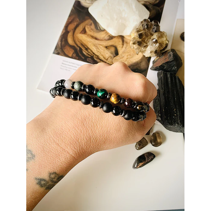 Set de pulseras masculinas creado para quienes buscan equilibrio, carácter y una presencia serena. 1