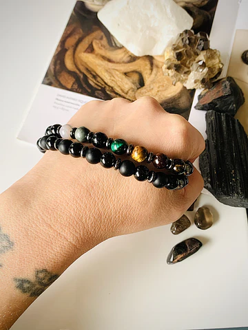 Set de pulseras masculinas creado para quienes buscan equilibrio, carácter y una presencia serena.