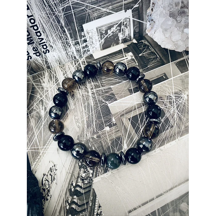 Pulsera masculina creada con Ónix negro, Hematitas, Cuarzo Ahumado y un Ojo de Halcón como piedra central. 1