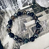 Pulsera masculina creada con Ónix negro, Hematitas, Cuarzo Ahumado y un Ojo de Halcón como piedra central. 1
