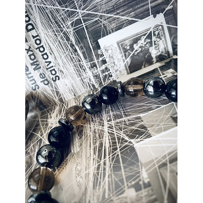 Pulsera masculina creada con Ónix negro, Hematitas, Cuarzo Ahumado y un Ojo de Halcón como piedra central. 3