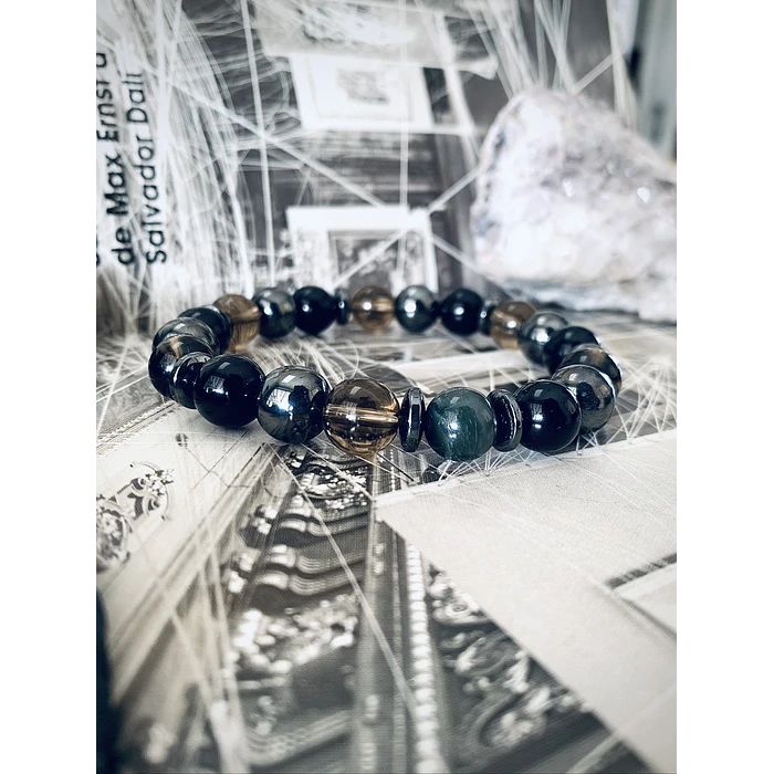 Pulsera masculina creada con Ónix negro, Hematitas, Cuarzo Ahumado y un Ojo de Halcón como piedra central. 2