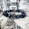 Pulsera masculina creada con Ónix negro, Hematitas, Cuarzo Ahumado y un Ojo de Halcón como piedra central. 2