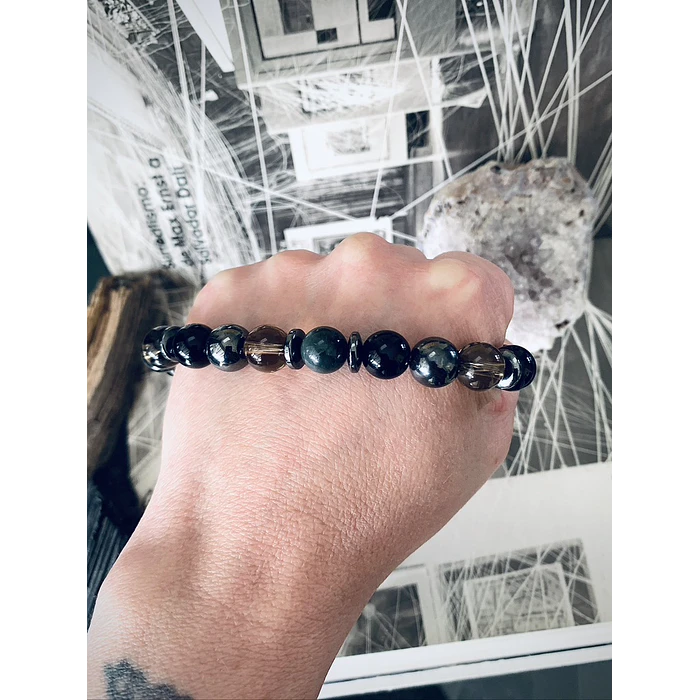 Pulsera masculina creada con Ónix negro, Hematitas, Cuarzo Ahumado y un Ojo de Halcón como piedra central. 4