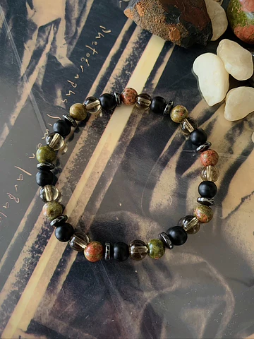 Pulsera unisex creada con Unakita, Ónix negro mate, Cuarzo Ahumado y Hematita.