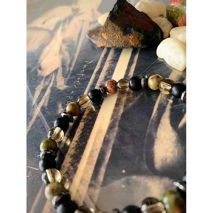 Pulsera unisex creada con Unakita, Ónix negro mate, Cuarzo Ahumado y Hematita. 3