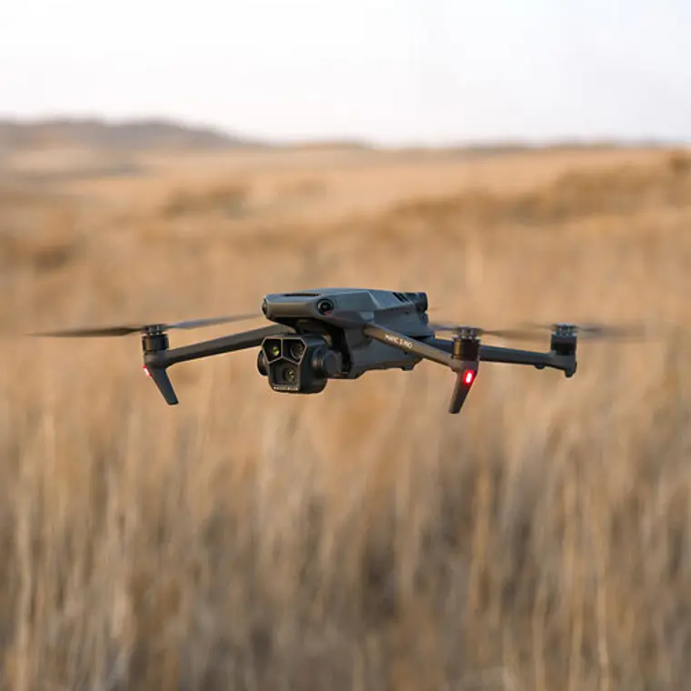  Drone DJI Mavic 3 Pro con Control RC2 11
