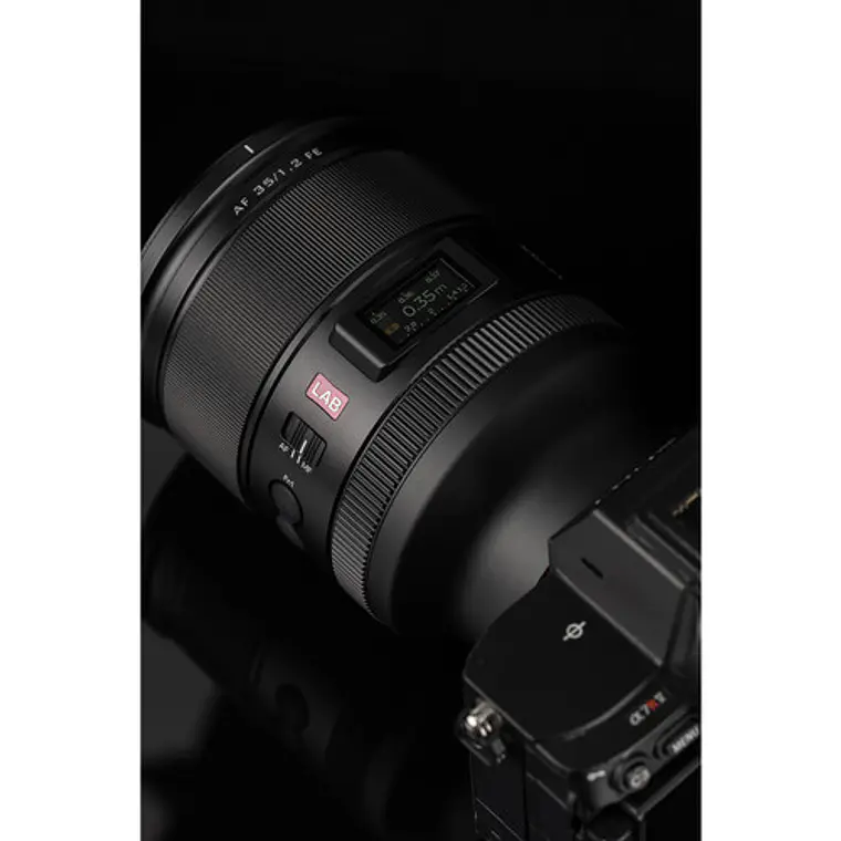 Lente Viltrox AF 35mm f/1.2 LAB FE con Montura Sony E 13