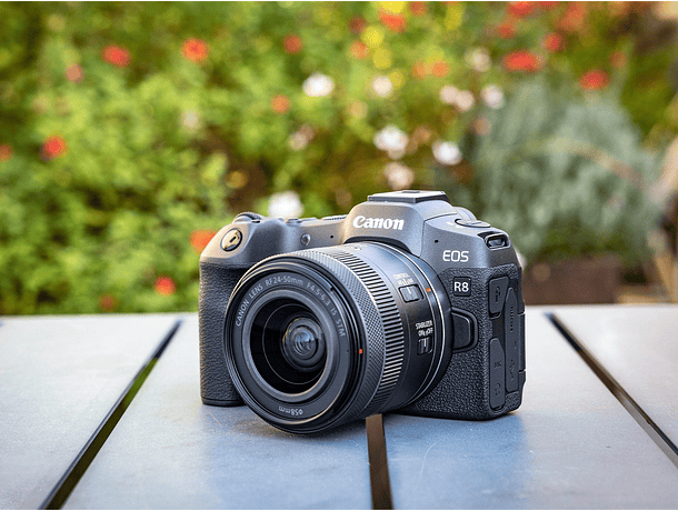 Cámara Canon Mirrorless EOS R8 Con Lente 24-50 STM