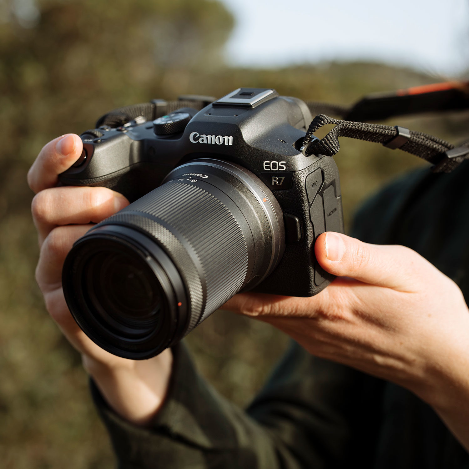 Cámara Canon Mirrorless EOS R7 + 18-150 F/3.5-6.3 IS STM 2